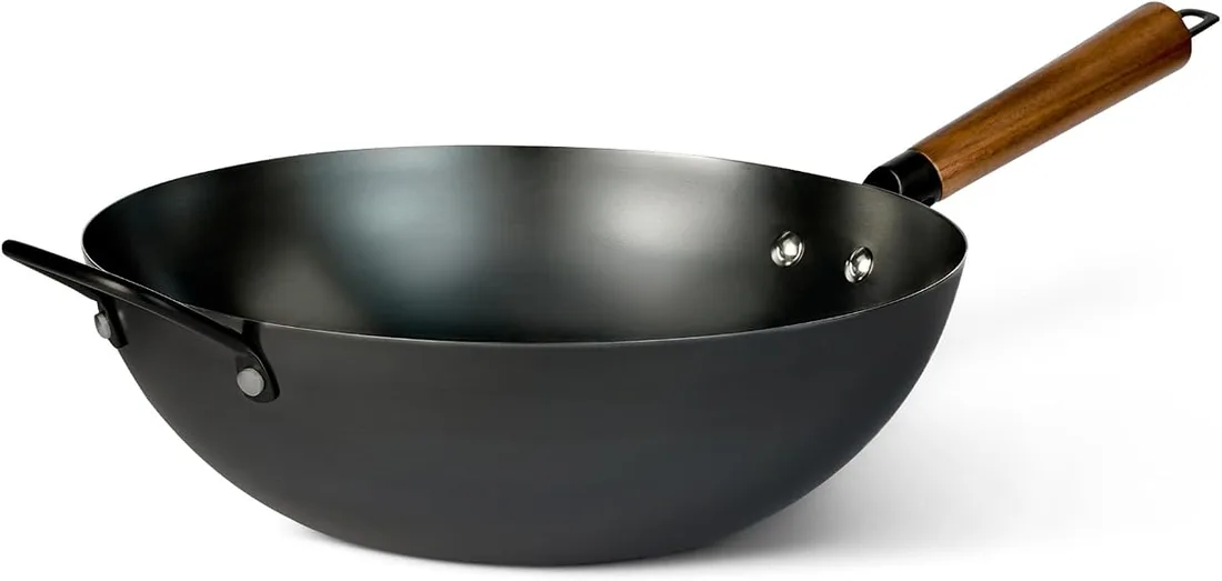 Wok Amazon Basics en acier carbone pré-assaisonné avec manche en bois d'acacia